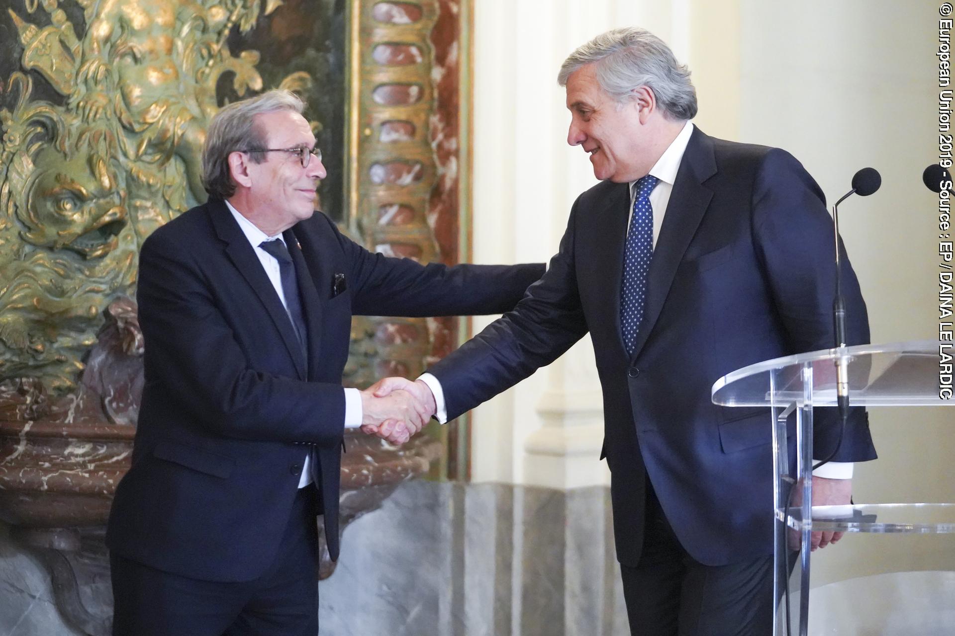 Zdjęcie 3: Antonio TAJANI, EP President receives the Medal of Honor from the city of Strasbourg