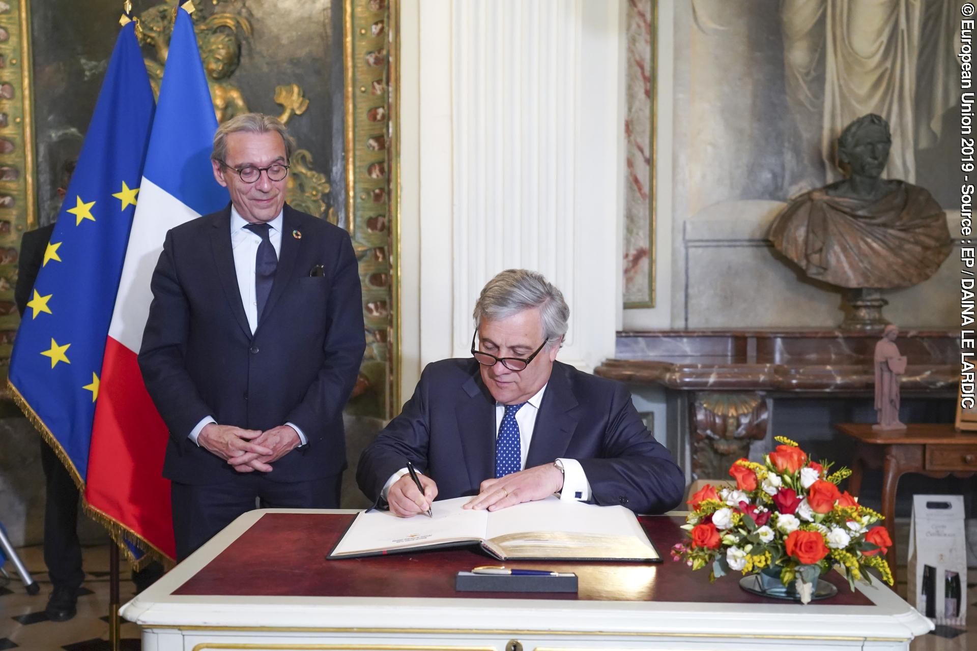 Zdjęcie 2: Antonio TAJANI, EP President receives the Medal of Honor from the city of Strasbourg