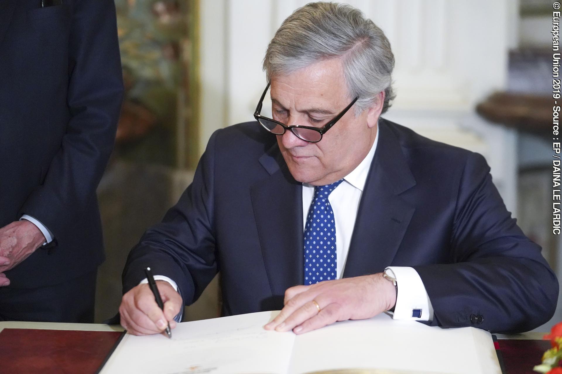 Zdjęcie 1: Antonio TAJANI, EP President receives the Medal of Honor from the city of Strasbourg