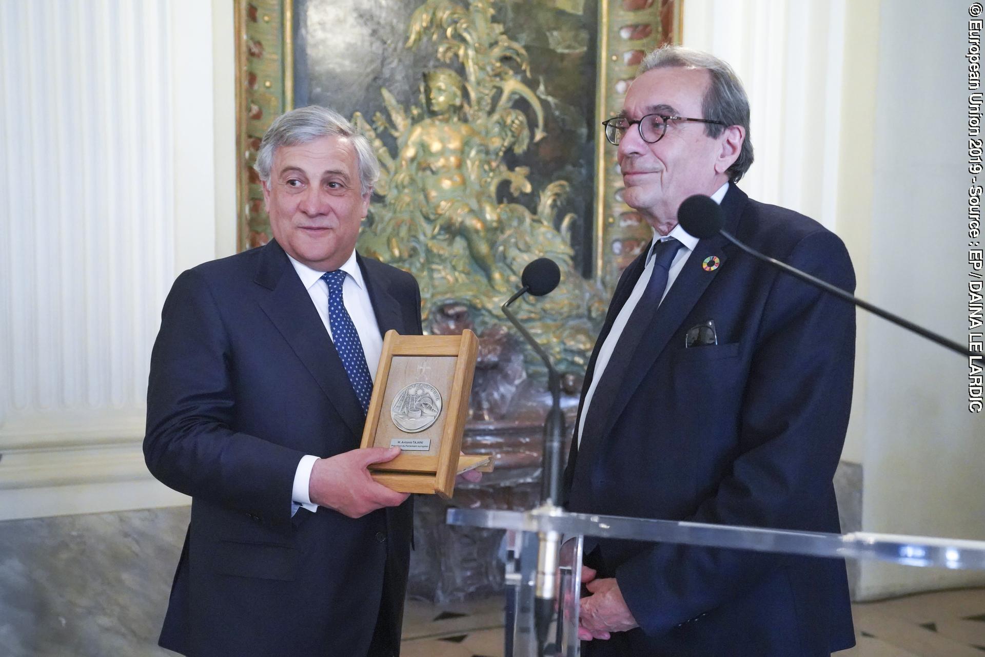 Zdjęcie 10: Antonio TAJANI, EP President receives the Medal of Honor from the city of Strasbourg