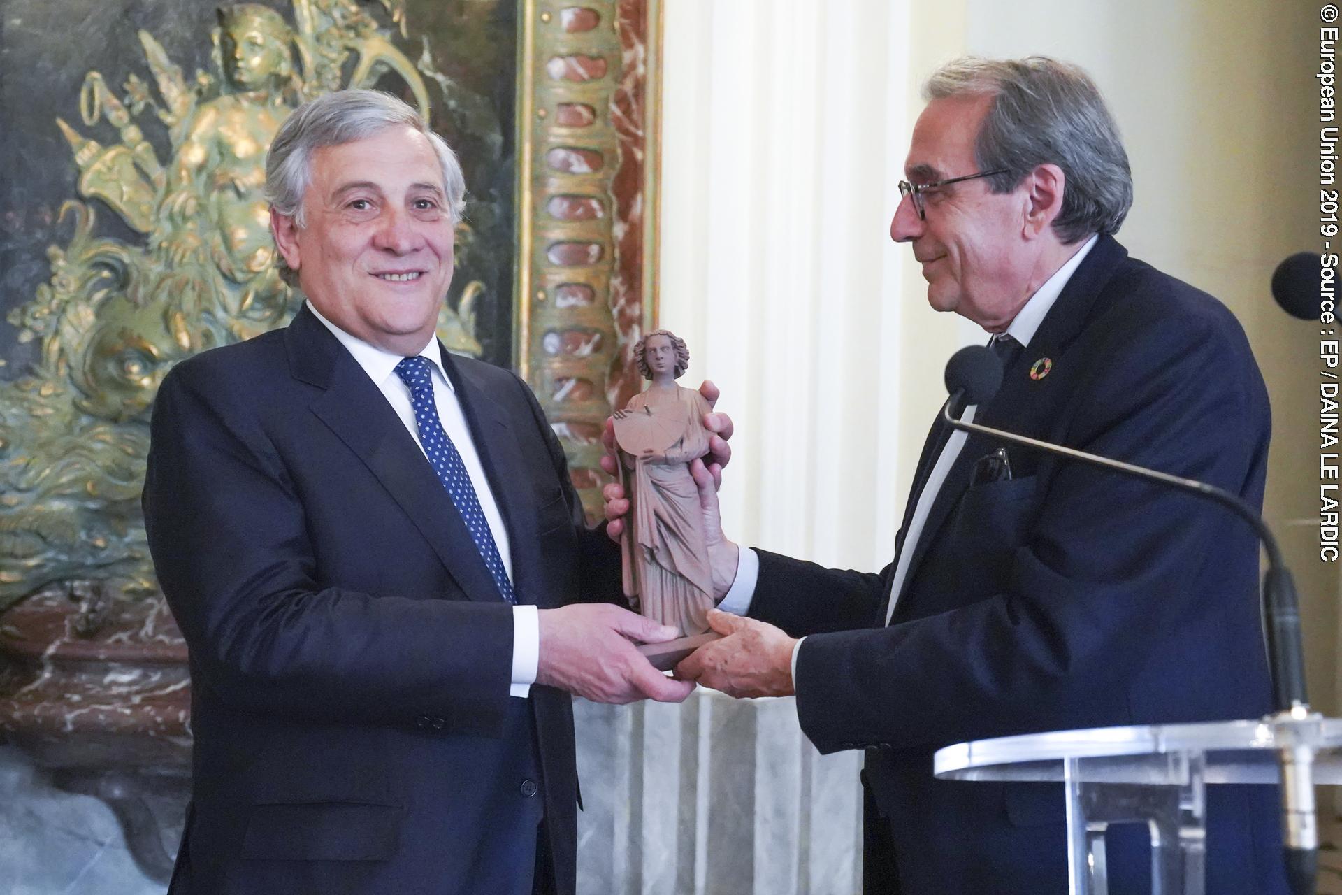 Zdjęcie 9: Antonio TAJANI, EP President receives the Medal of Honor from the city of Strasbourg