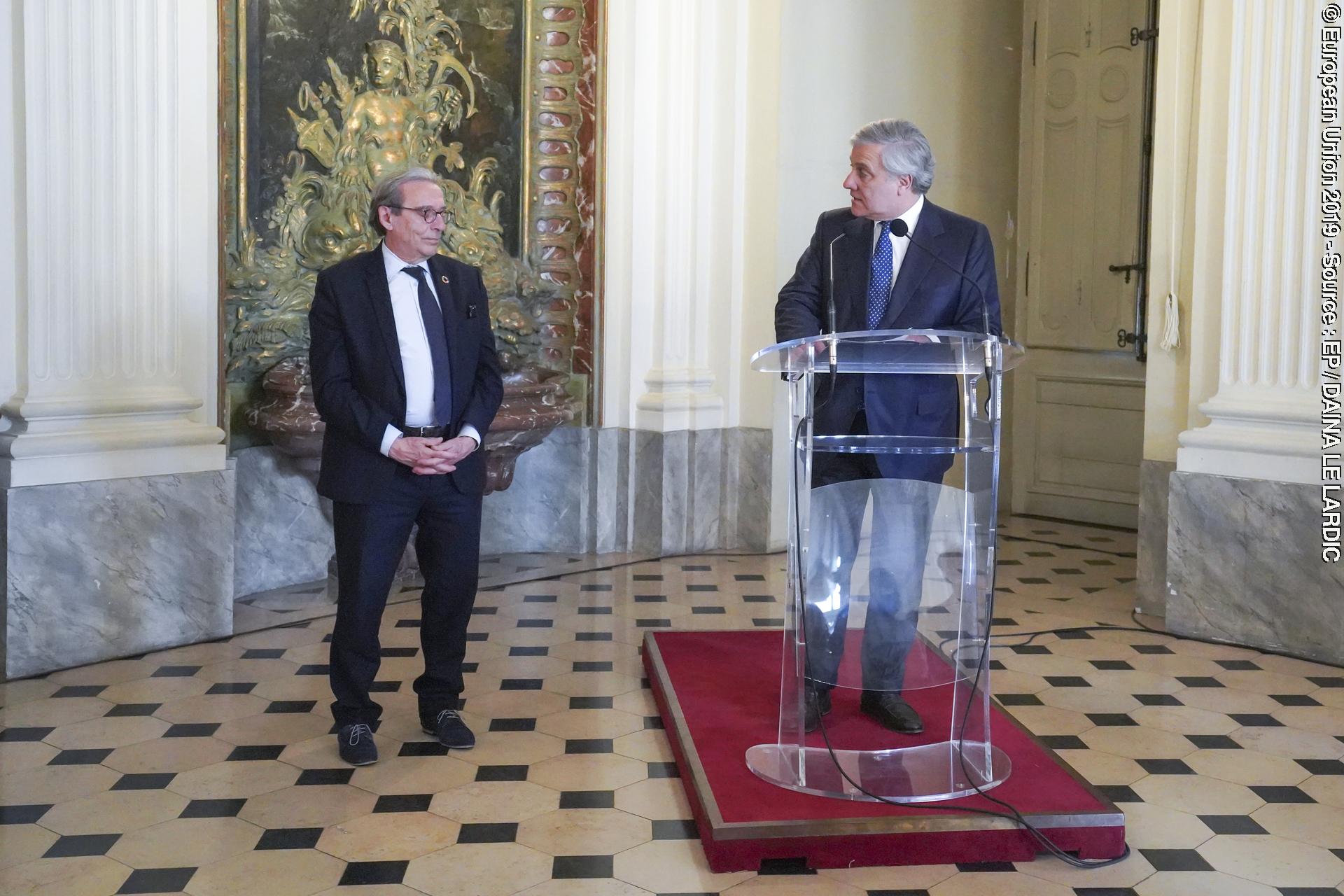 Zdjęcie 8: Antonio TAJANI, EP President receives the Medal of Honor from the city of Strasbourg