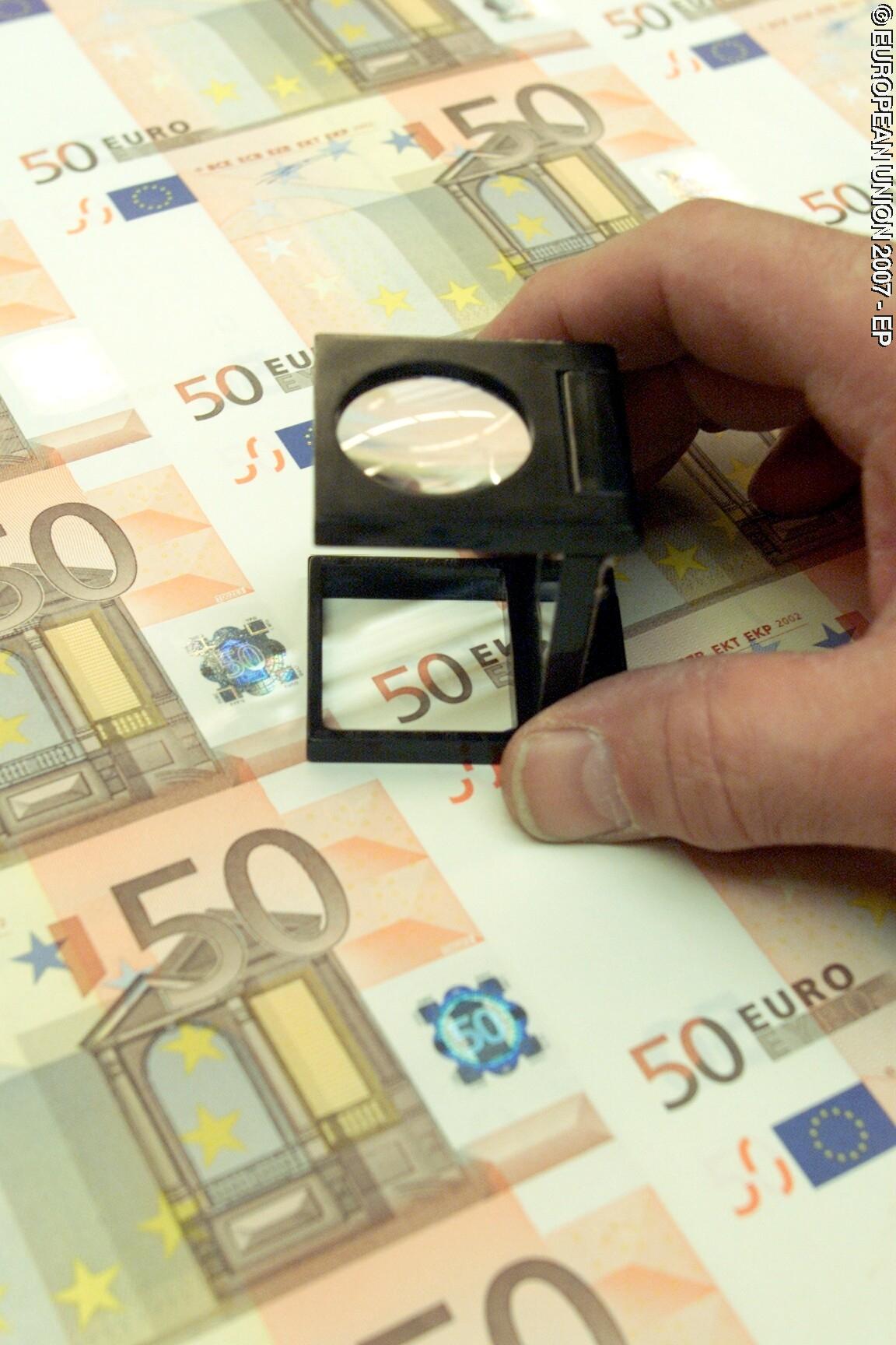 Fotografi 9: Euro - coins, banknotes, money and payments