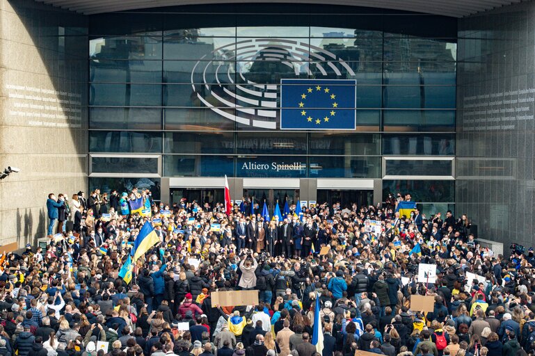 Gathering outside the EP building in support to Ukraine