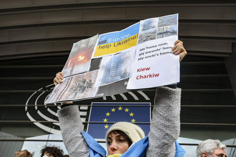 Gathering outside the EP building in support to Ukraine