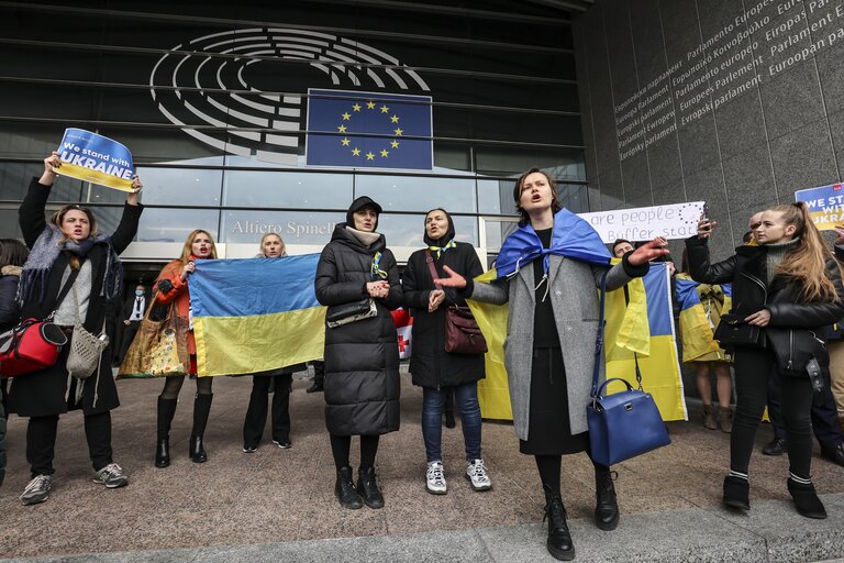 Gathering outside the EP building in support to Ukraine