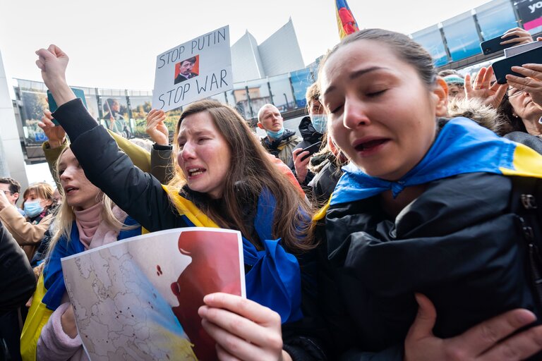 Gathering outside the EP building in support to Ukraine