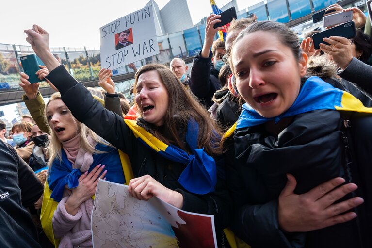 Gathering outside the EP building in support to Ukraine
