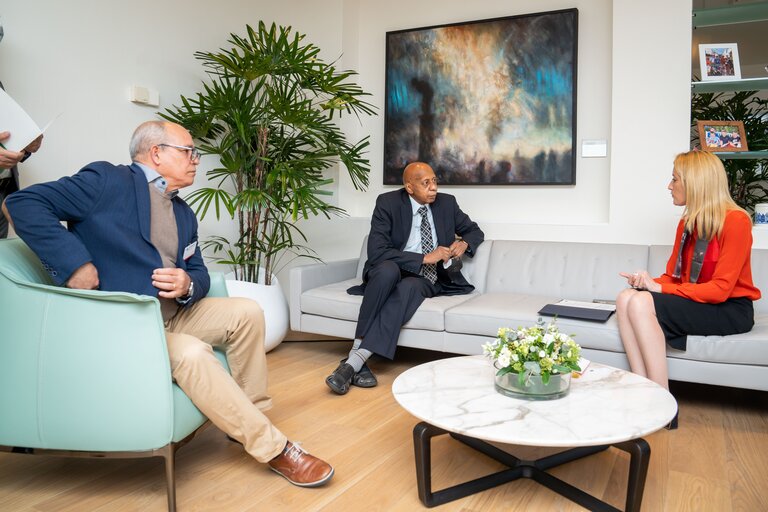 Roberta METSOLA, EP President meets with Guillermo FARINAS, cuban Sakharov Prize laureates