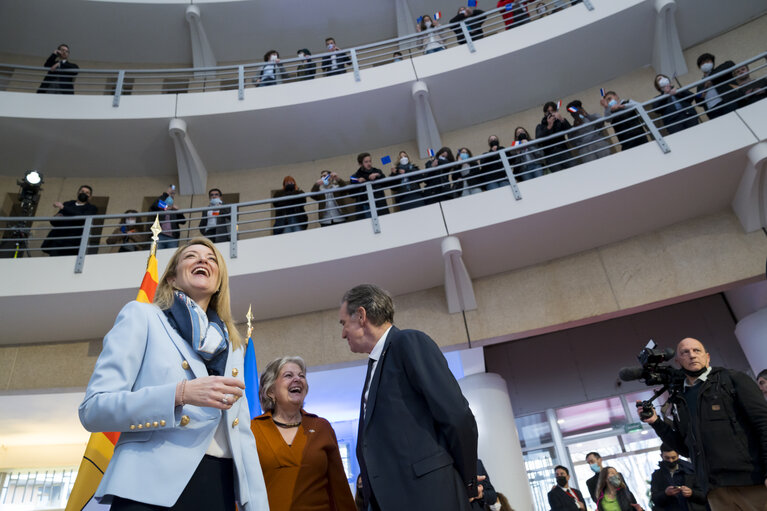 Photo 24 : Visit by Roberta METSOLA, EP President to Marseille.- Questions and Answers with Citizens and with Renaud MUSELIER, President of the Region Provence-Alpes-Cote d’Azur, Apostolos TZITZIKOSTAS, President of the European Committee of the Regions and Elisa FERREIRA, European Commissionner for Cohesion