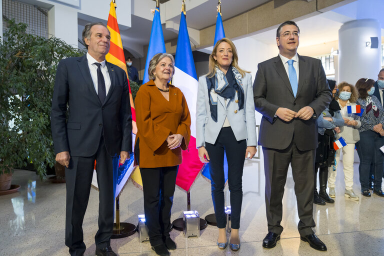 Photo 19 : Visit by Roberta METSOLA, EP President to Marseille.- Questions and Answers with Citizens and with Renaud MUSELIER, President of the Region Provence-Alpes-Cote d’Azur, Apostolos TZITZIKOSTAS, President of the European Committee of the Regions and Elisa FERREIRA, European Commissionner for Cohesion