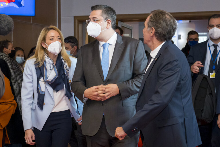 Photo 18 : Visit by Roberta METSOLA, EP President to Marseille.- Questions and Answers with Citizens and with Renaud MUSELIER, President of the Region Provence-Alpes-Cote d’Azur, Apostolos TZITZIKOSTAS, President of the European Committee of the Regions and Elisa FERREIRA, European Commissionner for Cohesion