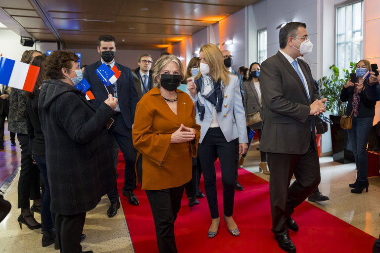 Photo 17 : Visit by Roberta METSOLA, EP President to Marseille.- Questions and Answers with Citizens and with Renaud MUSELIER, President of the Region Provence-Alpes-Cote d’Azur, Apostolos TZITZIKOSTAS, President of the European Committee of the Regions and Elisa FERREIRA, European Commissionner for Cohesion