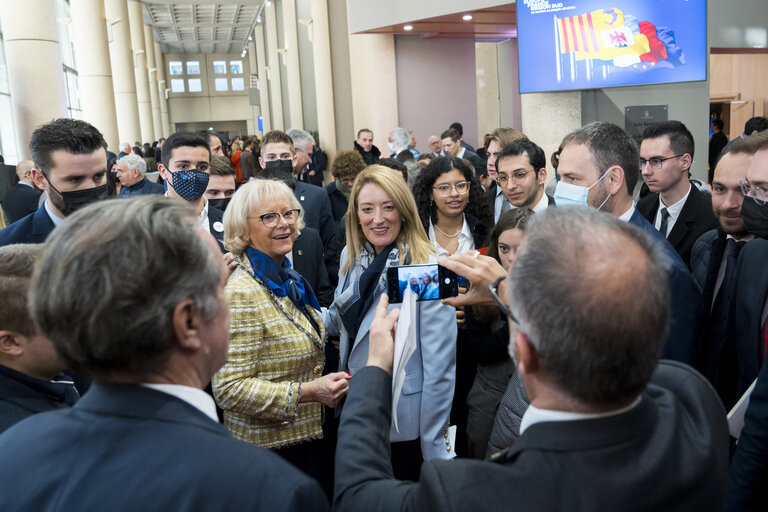 Photo 3 : Visit by Roberta METSOLA, EP President to Marseille.- Questions and Answers with Citizens and with Renaud MUSELIER, President of the Region Provence-Alpes-Cote d’Azur, Apostolos TZITZIKOSTAS, President of the European Committee of the Regions and Elisa FERREIRA, European Commissionner for Cohesion