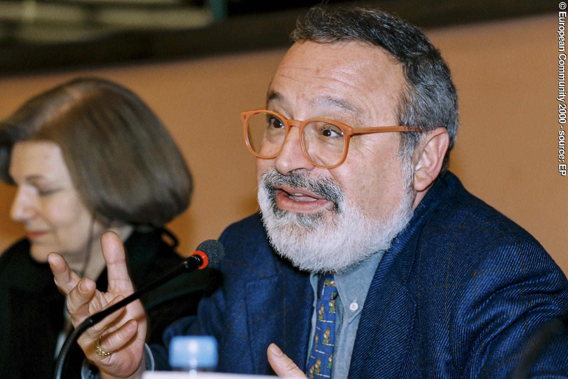 Award of the Sakharov Prize for the year 2000 to Fernando SAVATER for the  Basta Ya citizens' movement for human rights, democracy and tolerance in the Basque country, European Parliament of Strasbourg on the 13th of December 2000.