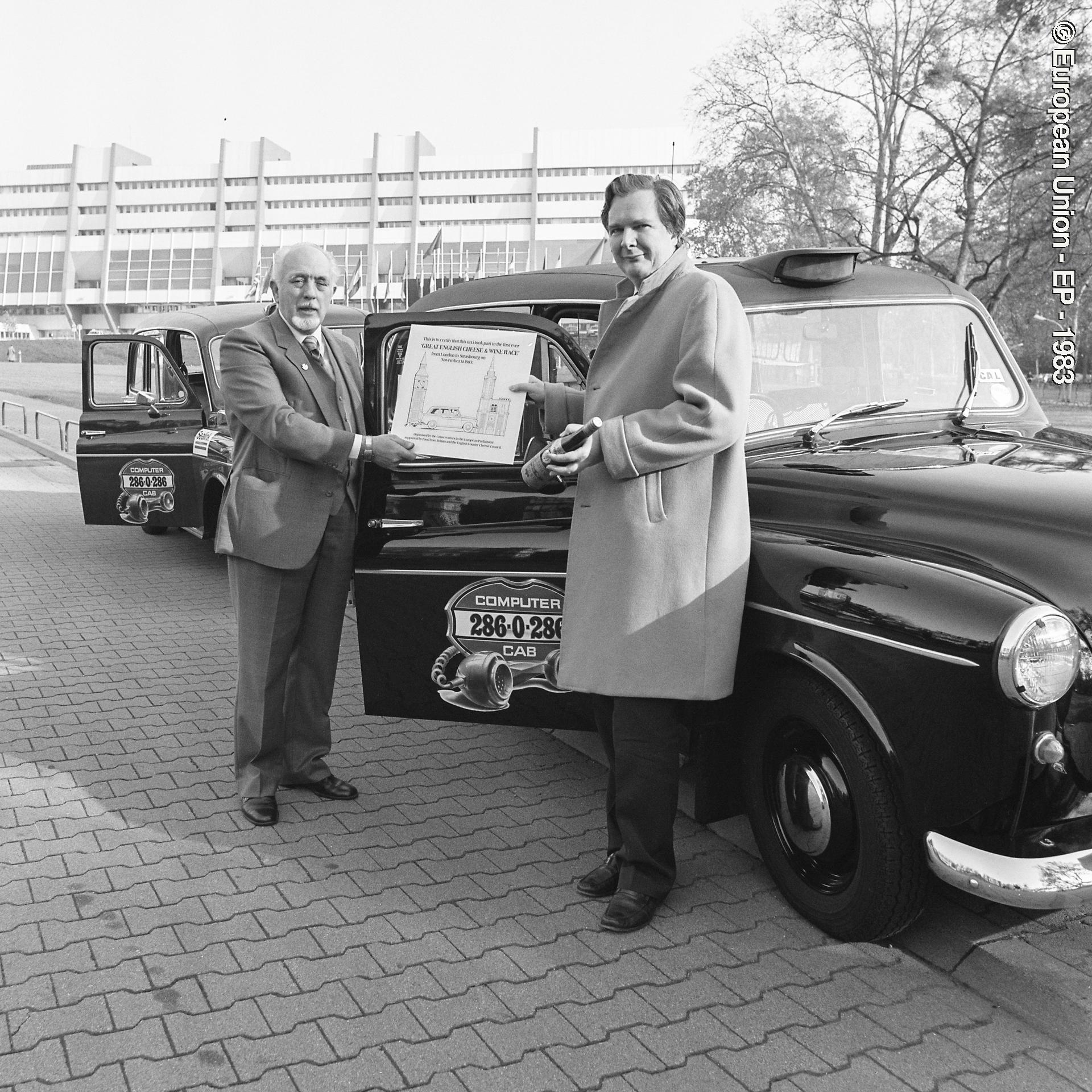 Mep Nicolas BETHELL awarding a cab driver taking part in the Great English Cheese and Wine Race, from London to Strasbourg, an event organized to present British beers, wines and foods on the occasion of the UK adhesion to the E.C.