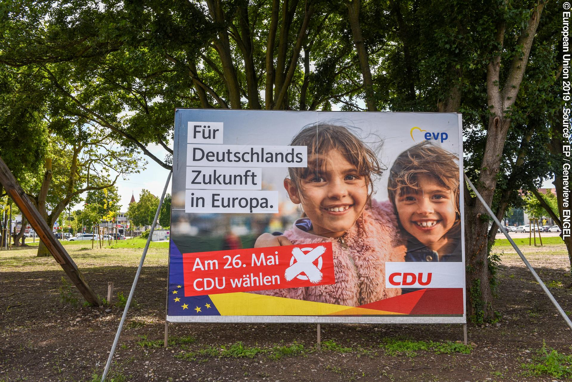 Foto 3: European elections 2019 - Election campaign posters in KHEL, Germany