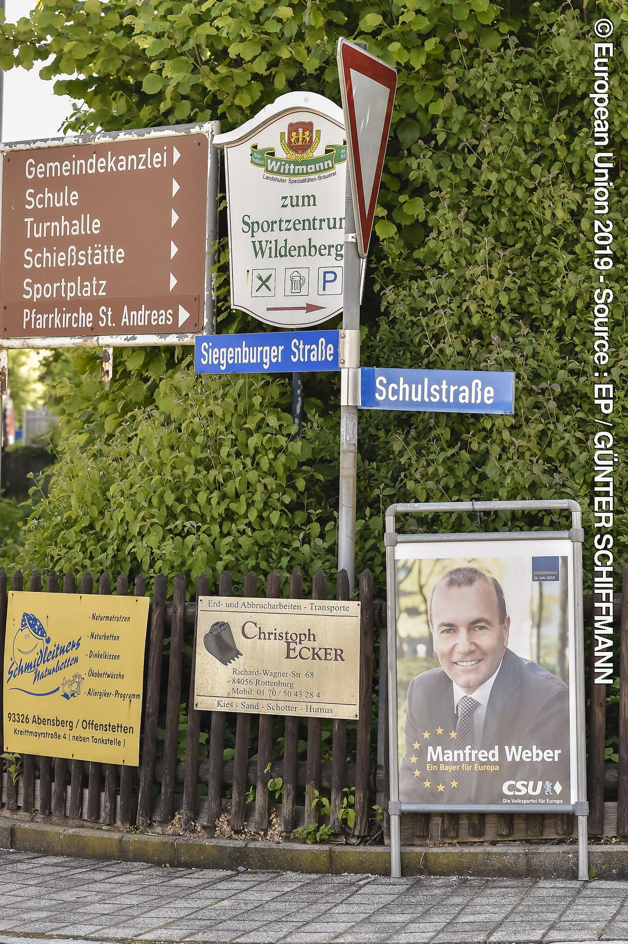 Φωτογραφία 3: European Elections 2019 - Election day: people voting in Germany