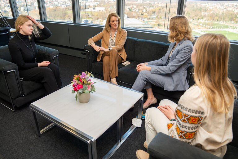 Foto 1: Roberta METSOLA, EP President meets with Ukrainian Trainees