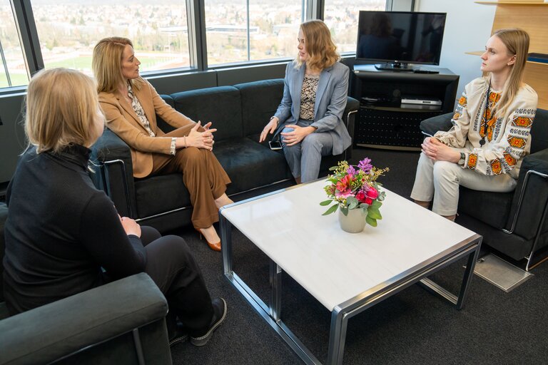 Foto 5: Roberta METSOLA, EP President meets with Ukrainian Trainees