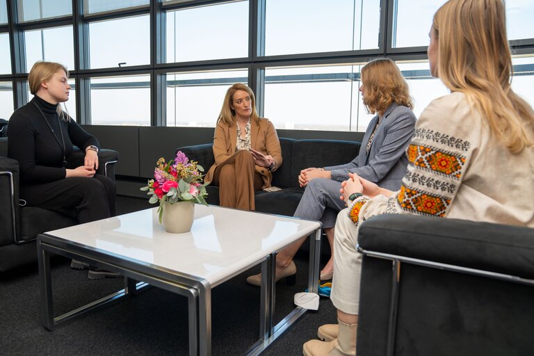 Foto 4: Roberta METSOLA, EP President meets with Ukrainian Trainees