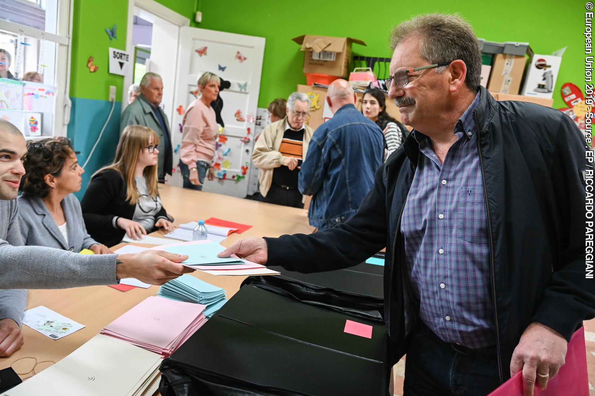 Fotografia 8: European Elections 2019 - Vote by Nico CUÉ, EL lead candidate for the Presidency of the EC in Liers, Belgium