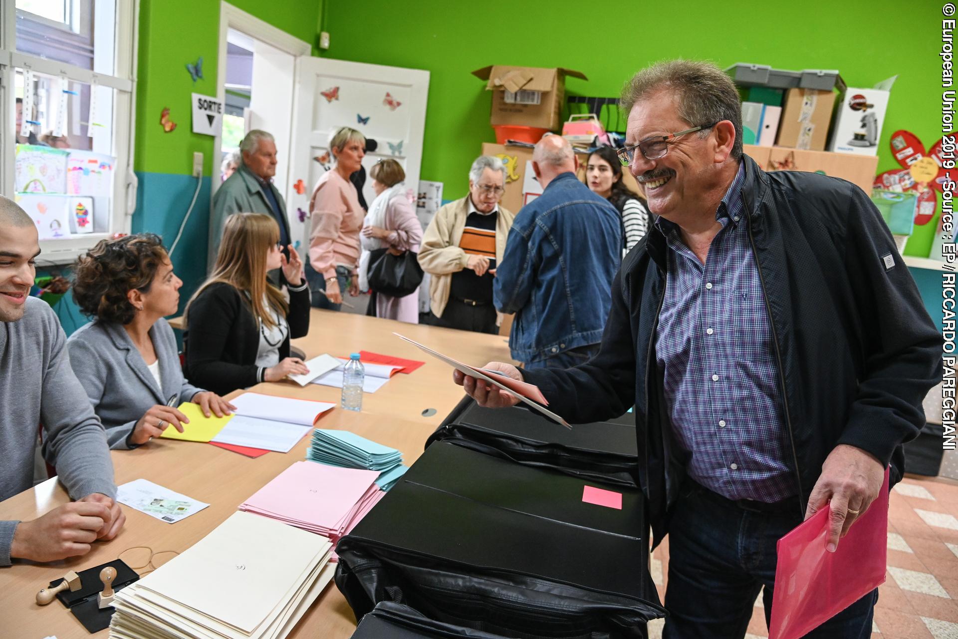 Foto 9: European Elections 2019 - Vote by Nico CUÉ, EL lead candidate for the Presidency of the EC in Liers, Belgium