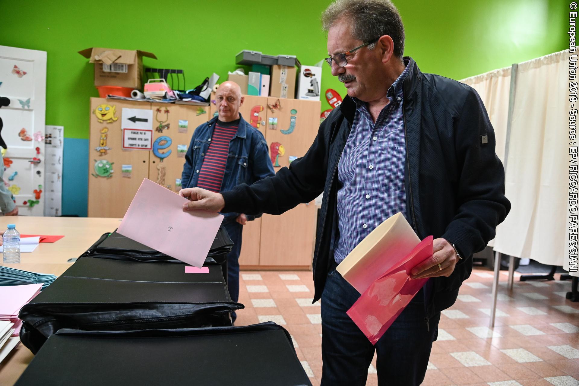 Fotografia 1: European Elections 2019 - Vote by Nico CUÉ, EL lead candidate for the Presidency of the EC in Liers, Belgium