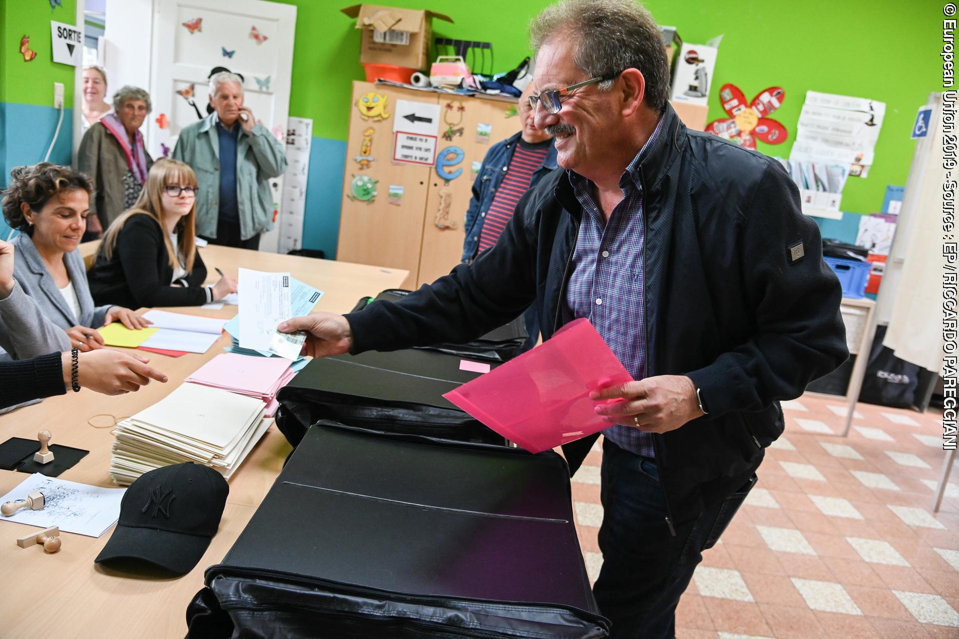 Foto 3: European Elections 2019 - Vote by Nico CUÉ, EL lead candidate for the Presidency of the EC in Liers, Belgium