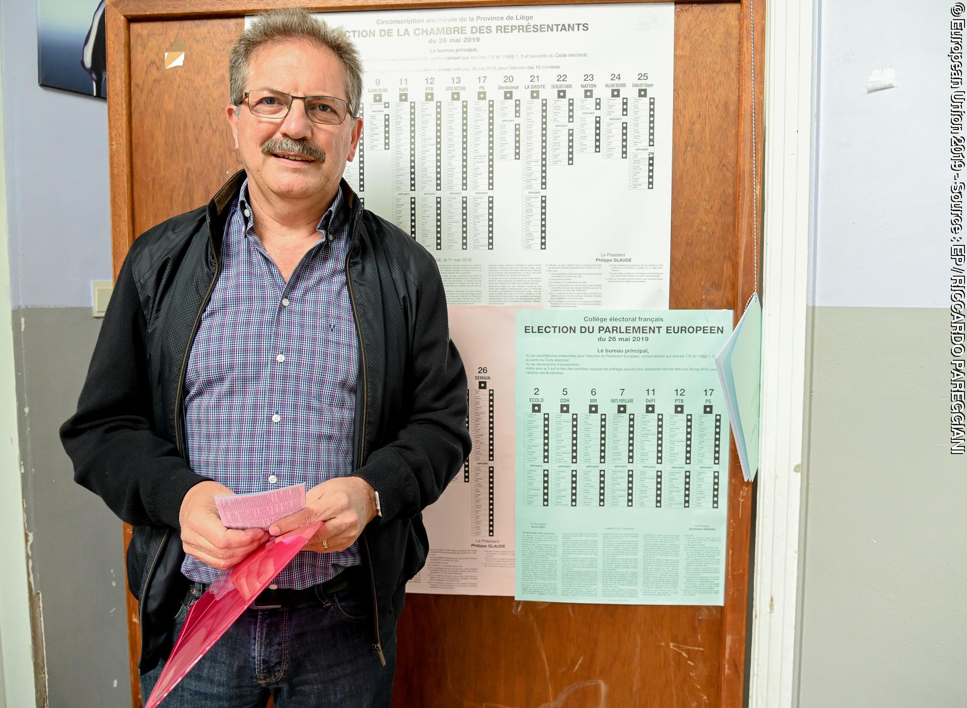 Foto 4: European Elections 2019 - Vote by Nico CUÉ, EL lead candidate for the Presidency of the EC in Liers, Belgium