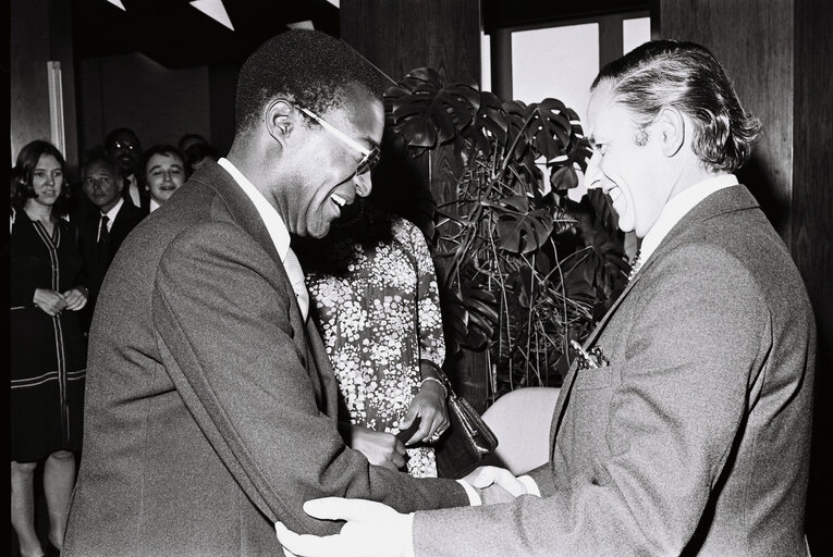 Decoration of Ivory Coast given to Gaston THORN  - ACP-EU assembly meeting in Luxembourg 1976