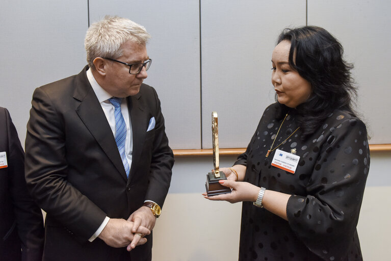 Fotografia 4: 11th EU-Mongolia Interparliamentary meetingPresentation of a piece of art.