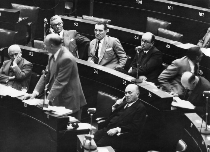 Fotografi 1: Delegation from the ECSC High Authority at the second part of the fifth session of the Consultative Assembly of the Council of Europe, held in Strasbourg, France, in June 1953. Among those in the picture are Enzo GIACCHERO (33), Jean MONNET (11) and Albert COPPE (9).