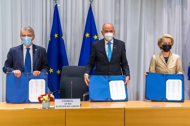 Signing Ceremony of agreement "EU Legislative Priorities for 2022" - David SASSOLI, EP President, Janez JANSA, Slovenian Prime Minister and Ursula von der LEYEN, EC President sign the common declaration for the EU legislatives priorities for 2022