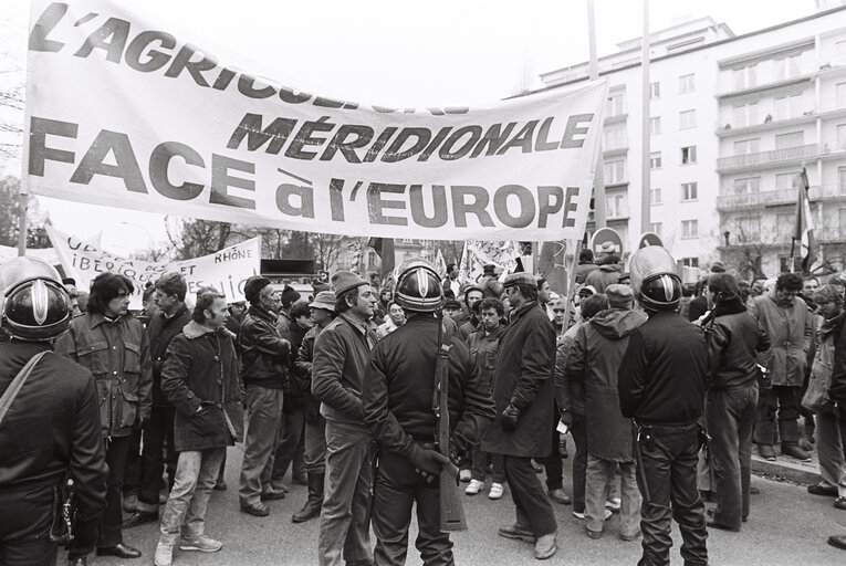 Photo 1: Demonstration of wine producers from southern France in front of the European Parliament in Strasbourg