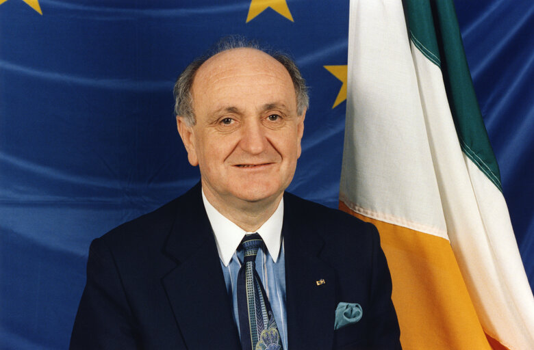 Foto 1: Gerard Collins in front of the Irish and European flag