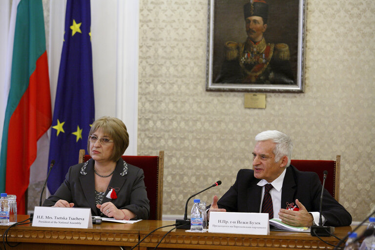 Valokuva 4: Meeting with the Presiding Body of the National Assembly  Zapad Hall  H.E. Mrs. Tsetska TSACHEVA, President of the National Assembly