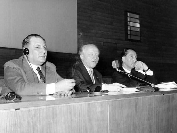 Fotogrāfija 1: Press conference in the margins of the preparatory Conference of the European Parliamentary Assembly (EPA) with the African and Malagasy States, in the presence of EPA President Hans FÜRLER, Amadou LAMINE-GUEYE, Jean FOHRMANN, Edoardo BATTAGLIA, Leopoldo RUBINACCI and Jean DUVIEUSART at the Palace of Italian Civilization (Square Coliseum - E.U.R.) in Rome, Italy, January 24-26, 1961.