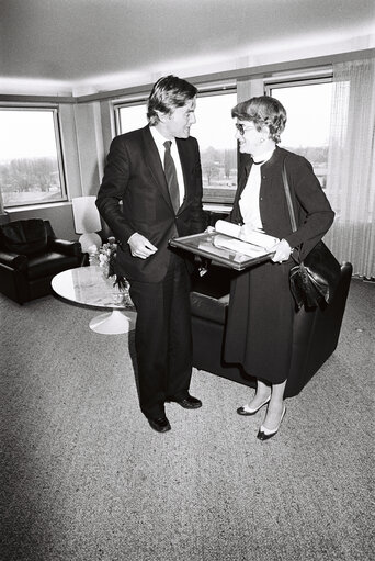 Photo 1: EP President Pieter DANKERT meets with Marlene LENZ in Strasbourg, France, April 1982.