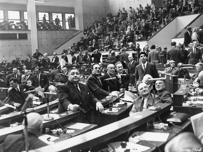 Foto 11: Members of the EP look up at a french and german students demonstration, advocating for direct universal suffrage, inside the Hemicycle in Strasbourg, France, March 11, 1969.