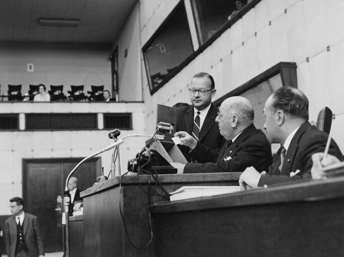 Foto 4: Luciano GRANZOTTO-BASSO during a session in Strasbourg, France, March 28, 1960.