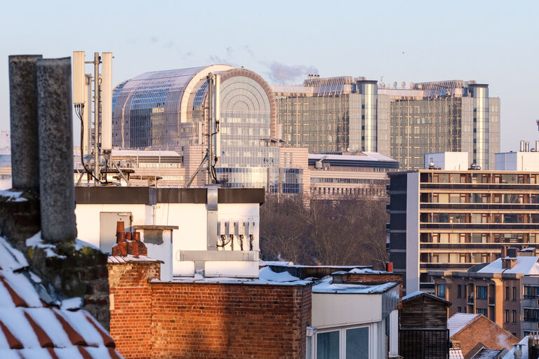 Φωτογραφία 4: Winter season - EP Headquarters from a distance. Brussels under the snow