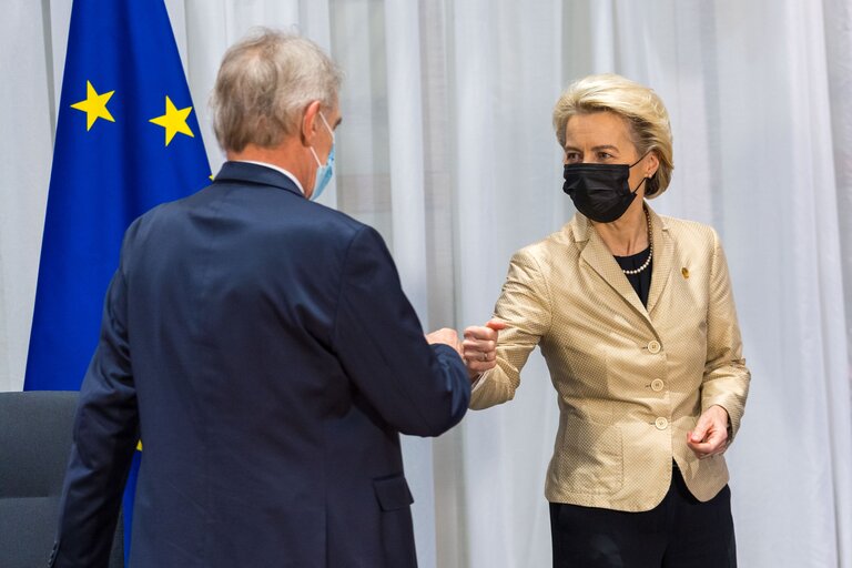 Fotografija 4: Signing Ceremony of agreement "EU Legislative Priorities for 2022" - David SASSOLI, EP President, Janez JANSA, Slovenian Prime Minister and Ursula von der LEYEN, EC President sign the common declaration for the EU legislatives priorities for 2022