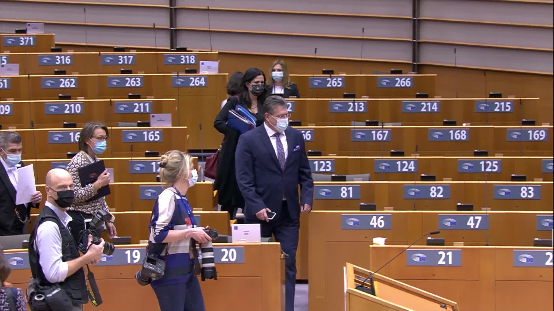 Resumption of session and order of business: ambiance shots prior to the session