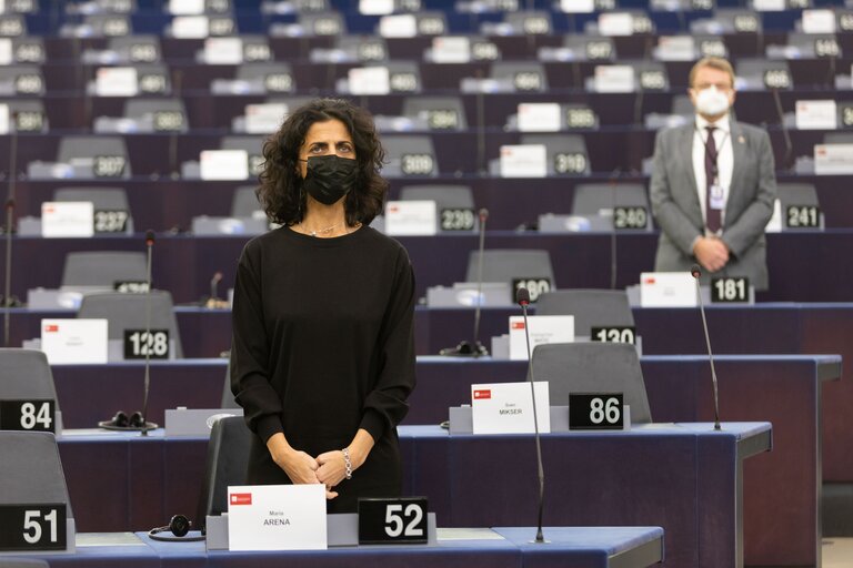 Photo 26: Minute of silence for the 27 dead after migrant boat capsizes in English Channel