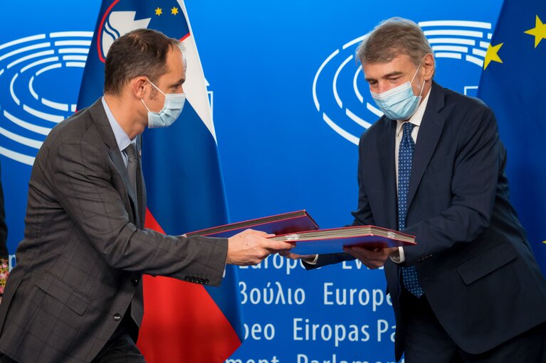 Fotografie 11: Lex signing ceremony:.- signature of Four Lex Cod by David SASSOLI, EP President and Anze LOGAR, Minister of Foreign Affairs, on behalf of the Slovenian Presidency of the Council