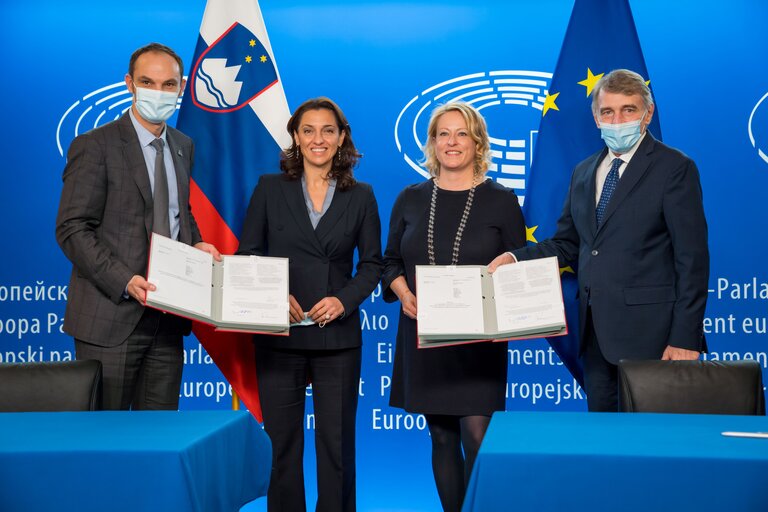 Fotografie 9: Lex signing ceremony:.- signature of Four Lex Cod by David SASSOLI, EP President and Anze LOGAR, Minister of Foreign Affairs, on behalf of the Slovenian Presidency of the Council