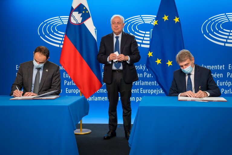 Fotografie 7: Lex signing ceremony:.- signature of Four Lex Cod by David SASSOLI, EP President and Anze LOGAR, Minister of Foreign Affairs, on behalf of the Slovenian Presidency of the Council