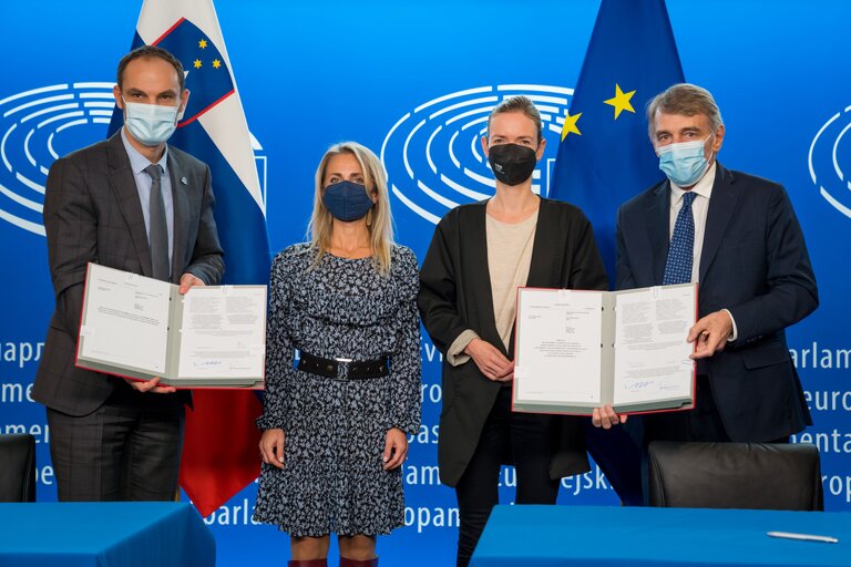 Fotografie 3: Lex signing ceremony:.- signature of Four Lex Cod by David SASSOLI, EP President and Anze LOGAR, Minister of Foreign Affairs, on behalf of the Slovenian Presidency of the Council