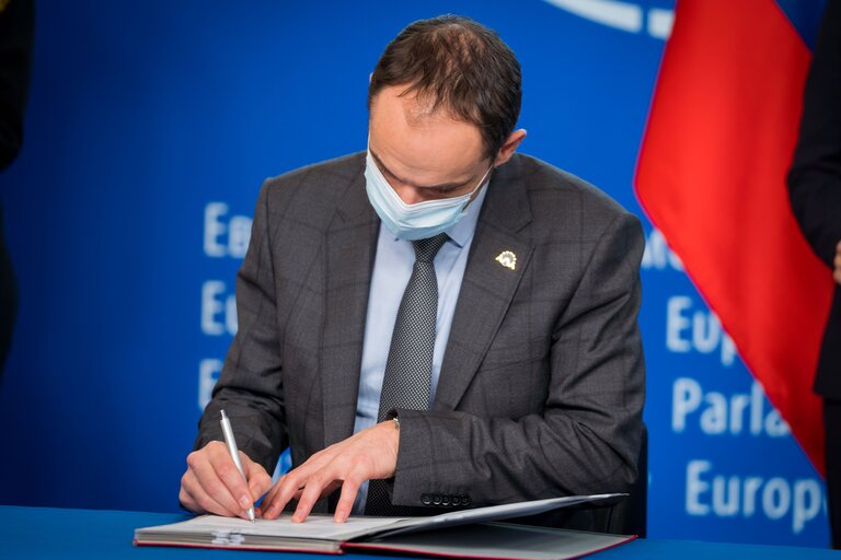 Fotografie 5: Lex signing ceremony:.- signature of Four Lex Cod by David SASSOLI, EP President and Anze LOGAR, Minister of Foreign Affairs, on behalf of the Slovenian Presidency of the Council